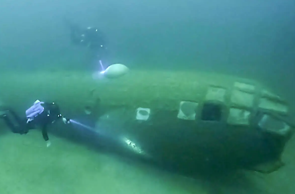 米德湖水位下降，使沉没的B-29轰炸机更接近水面